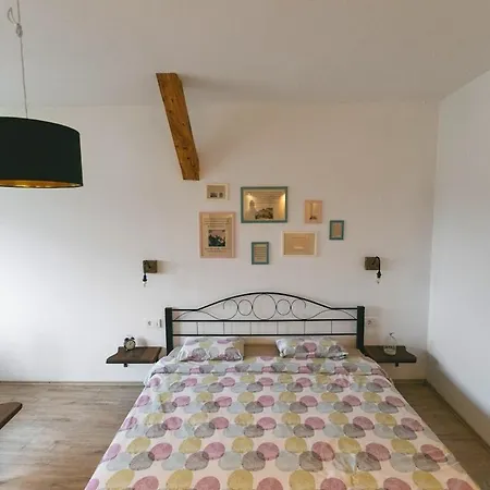 Daire Cozy Apartment-above Main Square