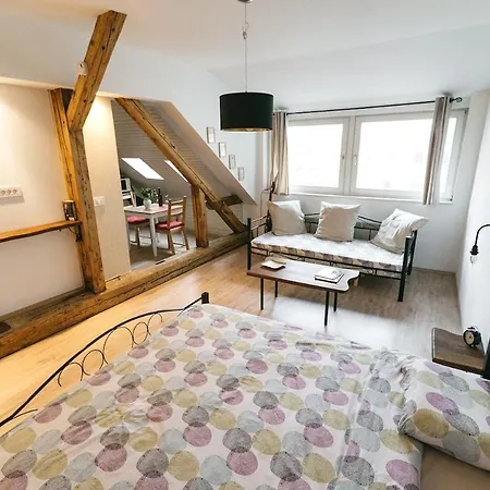 Cozy Apartment-above Main Square