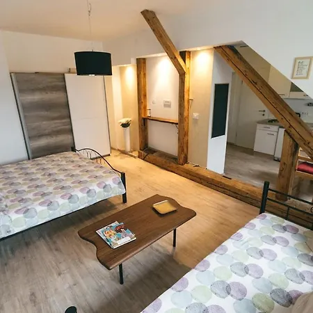 Cozy Apartment-above Main Square *
